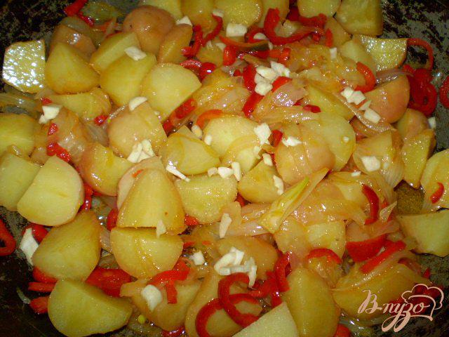 Фото приготовление рецепта: Картофель с чесноком и болгарским перцем шаг №7