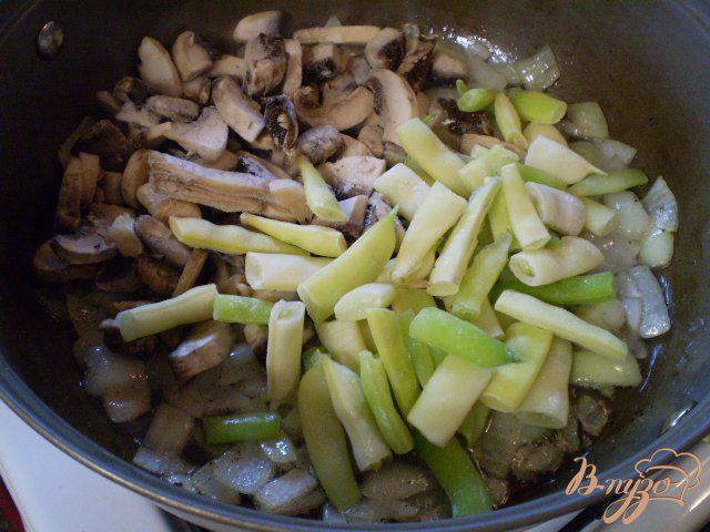 Фото приготовление рецепта: Картофель с грибами и стручковой фасолью шаг №5