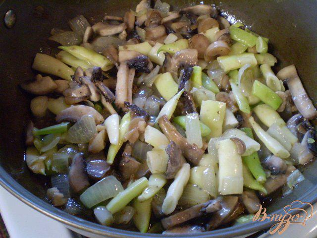 Фото приготовление рецепта: Картофель с грибами и стручковой фасолью шаг №6