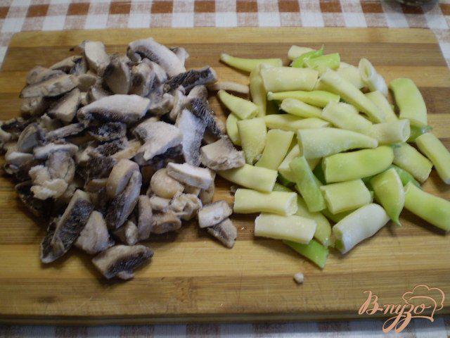 Фото приготовление рецепта: Картофель с грибами и стручковой фасолью шаг №4