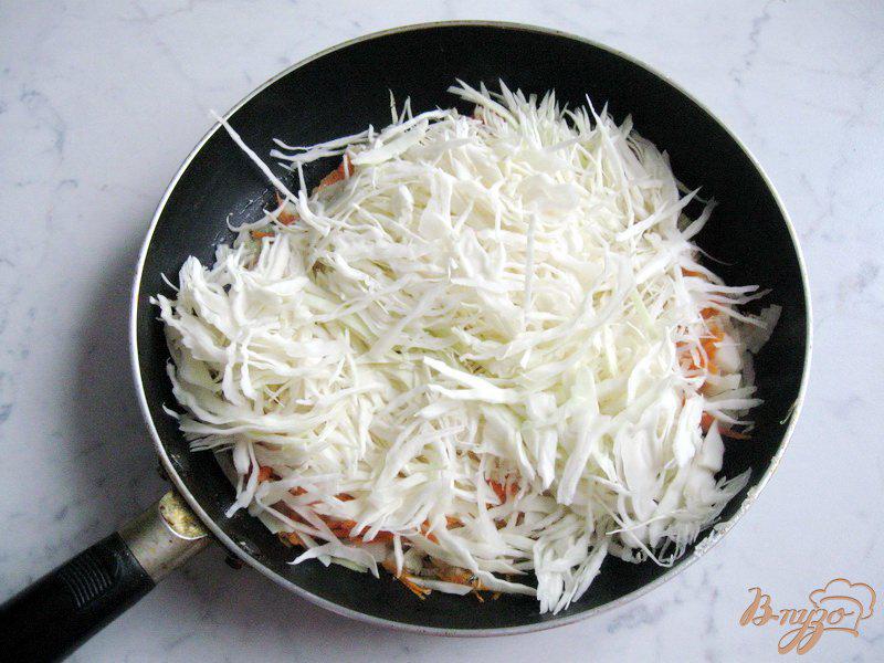 Фото приготовление рецепта: Солянка с копченой колбасой и сосисками шаг №2
