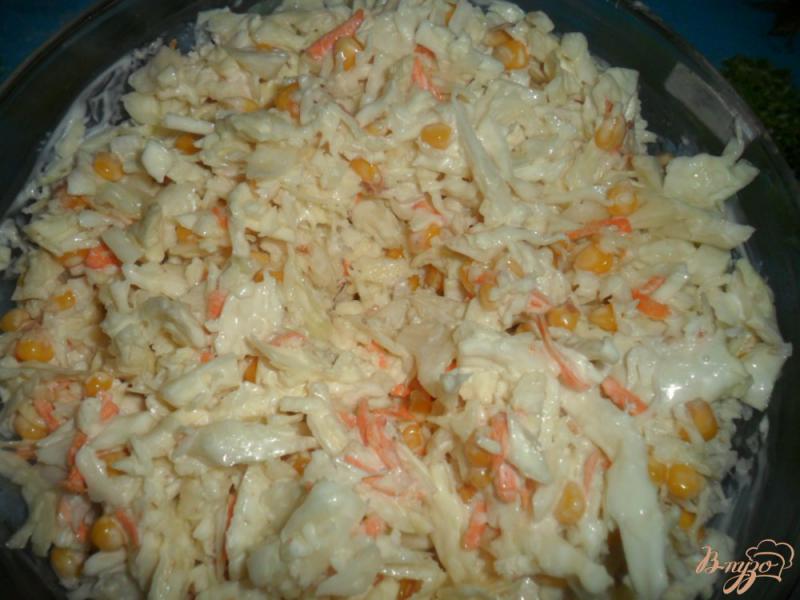 Фото приготовление рецепта: Салат с капусты и кукурузы шаг №3
