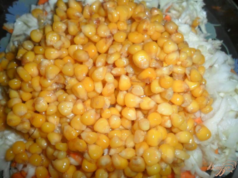 Фото приготовление рецепта: Салат с капусты и кукурузы шаг №2