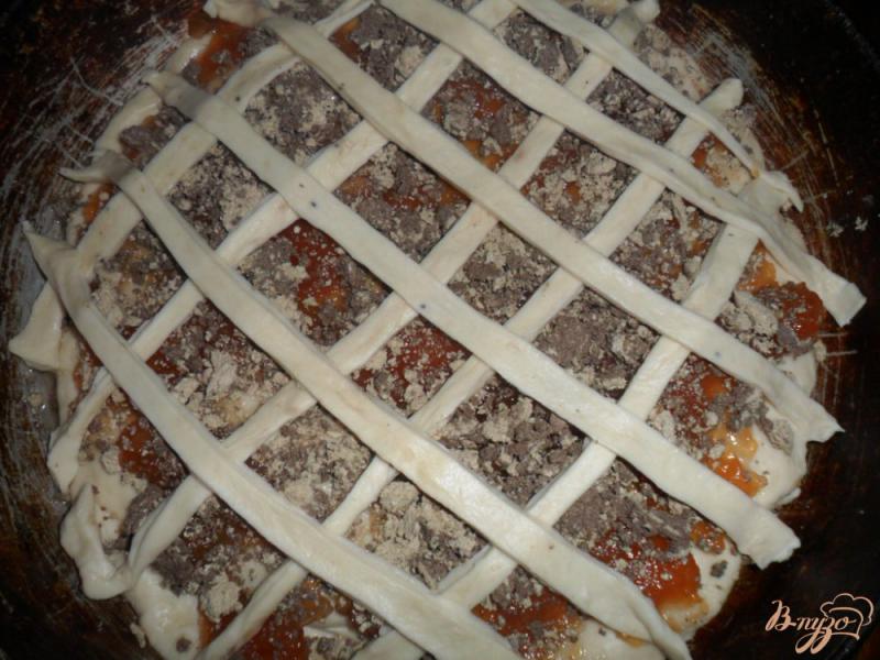 Фото приготовление рецепта: Пирог с повидлом и халвой шаг №5