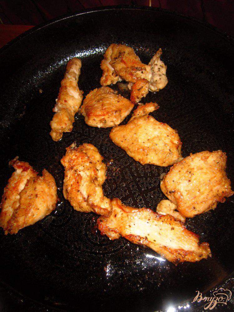 Фото приготовление рецепта: Запеченный картофель с курицей со специями шаг №4