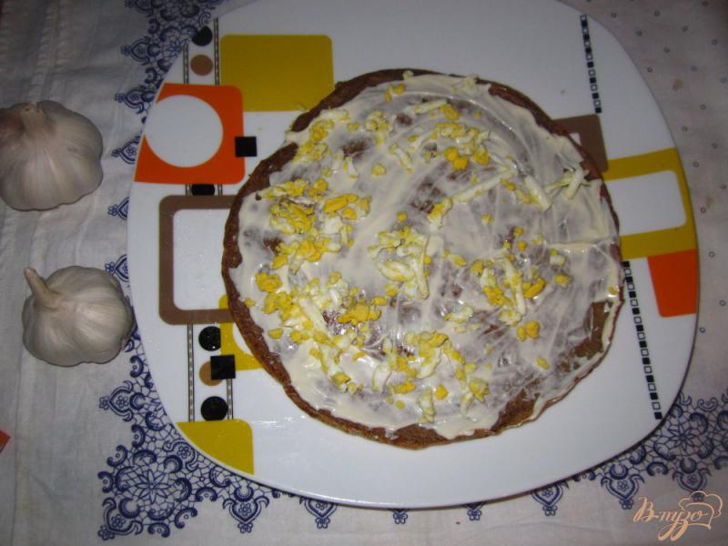 Фото приготовление рецепта: Печеночный тортик с яйцом и плавленным сырочком шаг №4