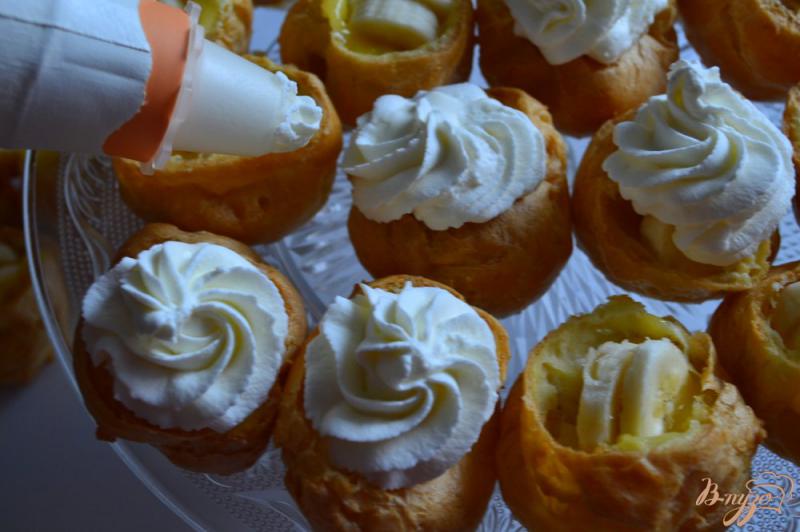 Фото приготовление рецепта: Заварные пирожные с лимонным кремом и фруктами шаг №5