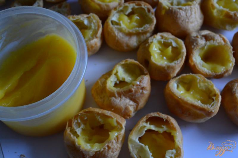 Фото приготовление рецепта: Заварные пирожные с лимонным кремом и фруктами шаг №4