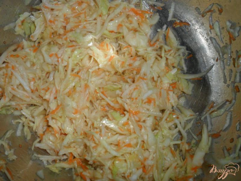 Фото приготовление рецепта: Полезный салат с редькой и капустой шаг №4