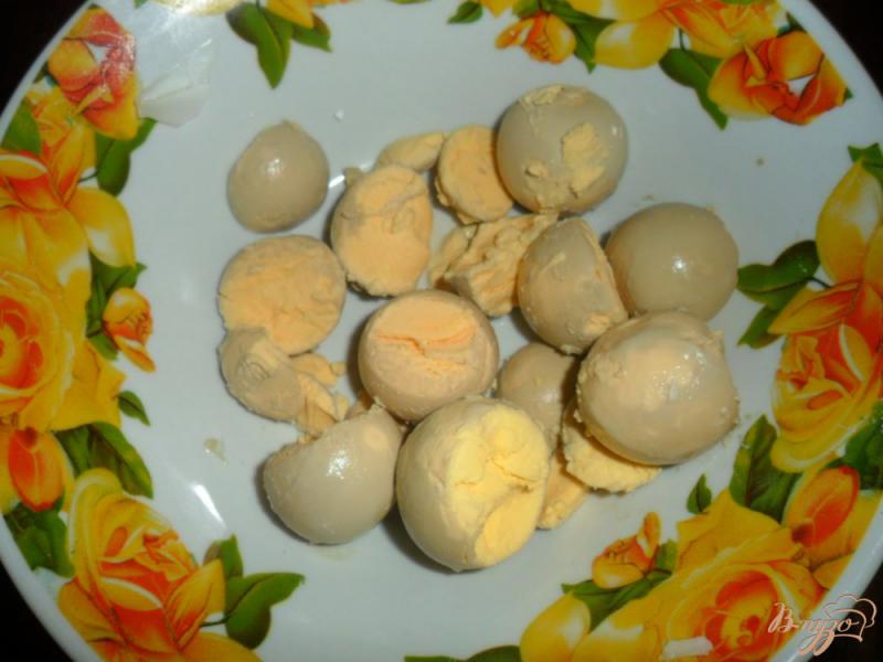 Фото приготовление рецепта: Фаршированные яйца килькой в томате шаг №2