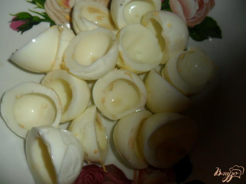 Фото приготовление рецепта: Фаршированные яйца килькой в томате шаг №1