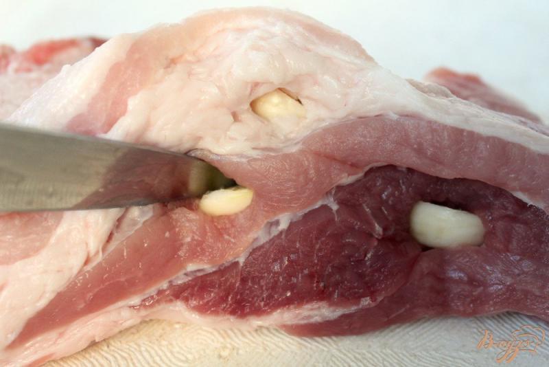 Фото приготовление рецепта: Свинина с чесноком в рукаве шаг №2