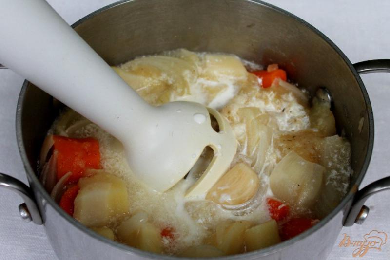 Фото приготовление рецепта: Крем-суп с голубым сыром шаг №5