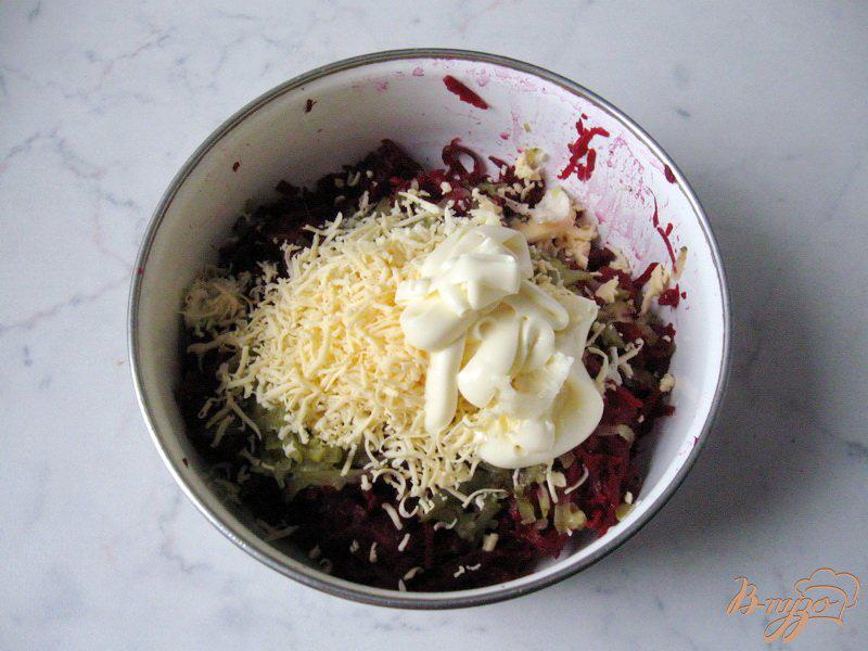 Фото приготовление рецепта: Салат из свеклы, соленых огурцов и сыра. шаг №5