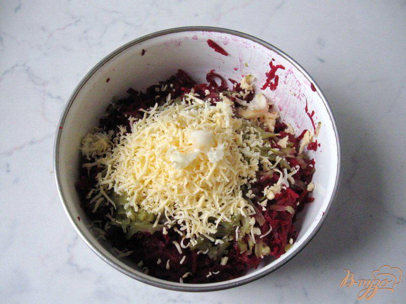 Фото приготовление рецепта: Салат из свеклы, соленых огурцов и сыра. шаг №4
