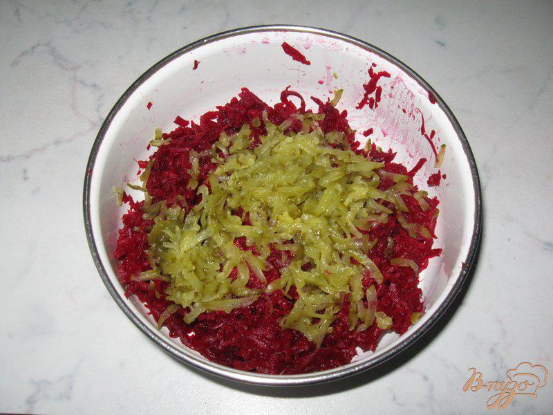 Фото приготовление рецепта: Салат из свеклы, соленых огурцов и сыра. шаг №2