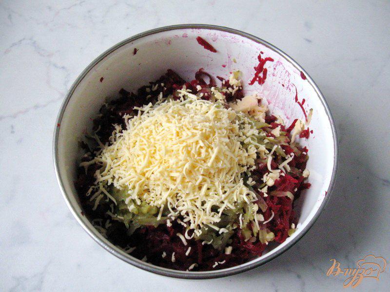 Фото приготовление рецепта: Салат из свеклы, соленых огурцов и сыра. шаг №3
