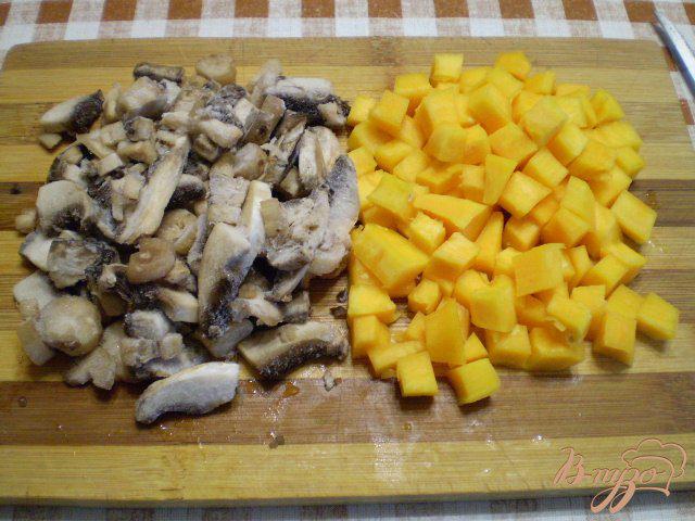 Фото приготовление рецепта: Кукурузная каша с грибами и тыквой шаг №4