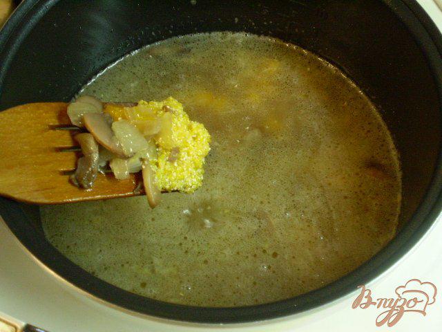 Фото приготовление рецепта: Кукурузная каша с грибами и тыквой шаг №7