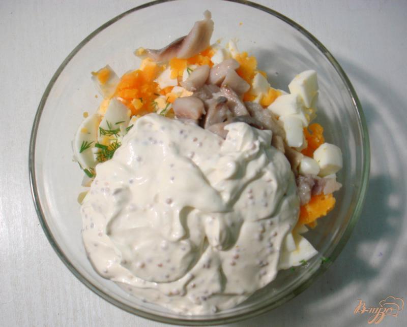 Фото приготовление рецепта: Салат из сельди яиц и картофеля шаг №8