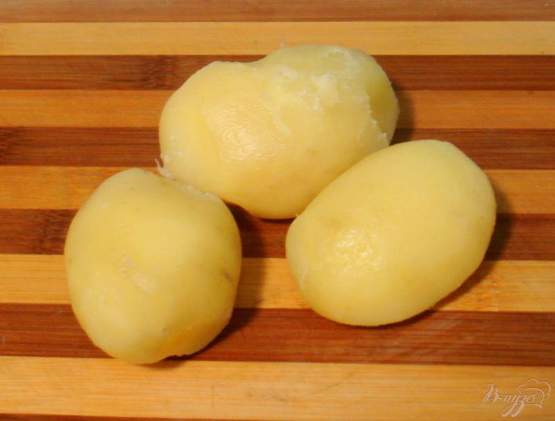 Фото приготовление рецепта: Салат из сельди яиц и картофеля шаг №2