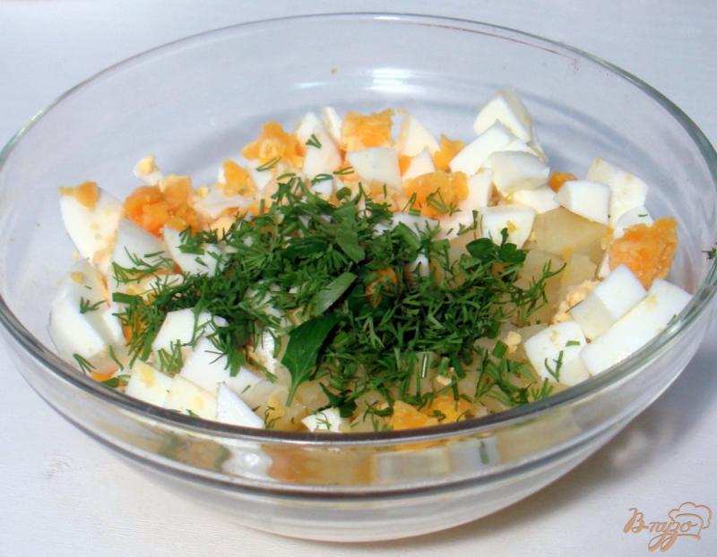 Фото приготовление рецепта: Салат из сельди яиц и картофеля шаг №5