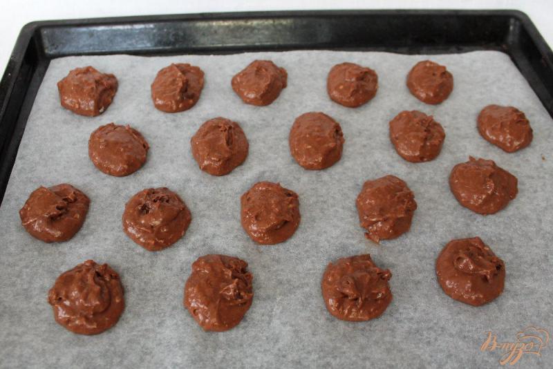 Фото приготовление рецепта: Шоколадное печенье с вишней шаг №4