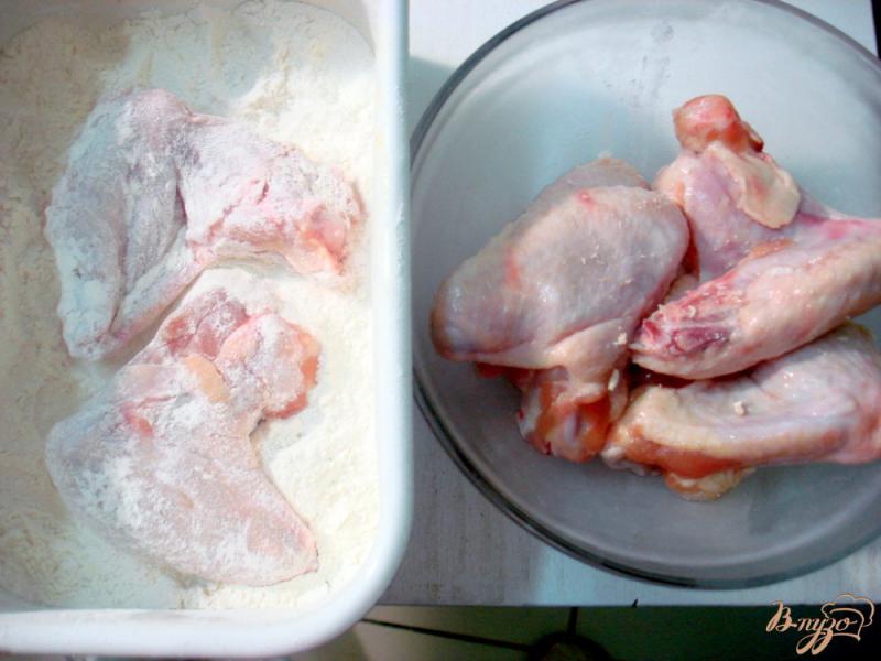 Фото приготовление рецепта: Крылышки с опятами и горошком в сметанном соусе шаг №4