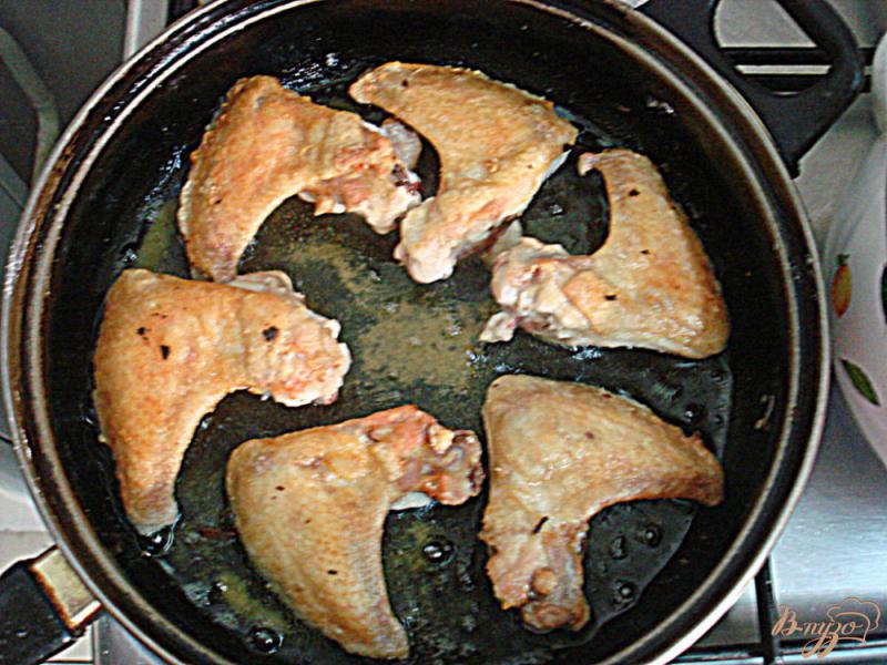 Фото приготовление рецепта: Крылышки с опятами и горошком в сметанном соусе шаг №5