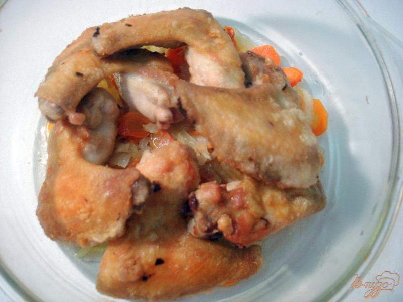 Фото приготовление рецепта: Крылышки с опятами и горошком в сметанном соусе шаг №6