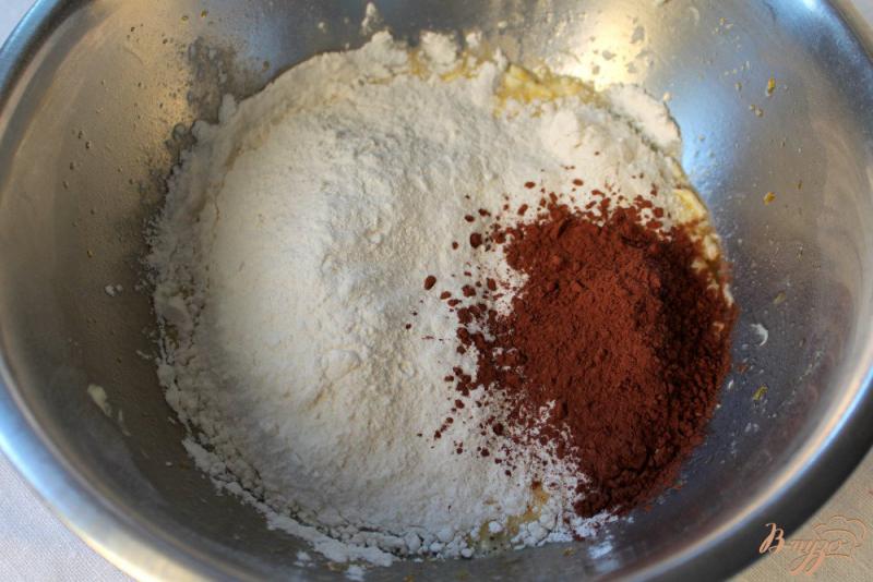 Фото приготовление рецепта: Шоколадный торт со сметано-малиновым кремом шаг №3