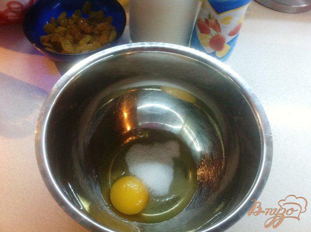 Фото приготовление рецепта: Оладьи с йогуртом и изюмом на завтрак шаг №1