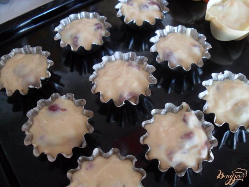 Фото приготовление рецепта: Сметанные кексы с вишнями шаг №5