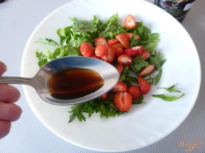 Фото приготовление рецепта: Салат из сырокопченого мяса и клубники шаг №3