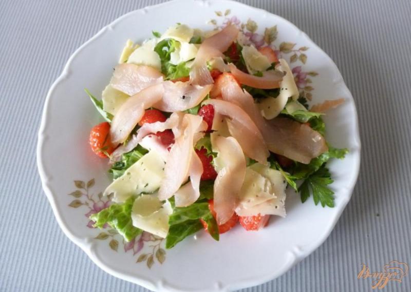 Фото приготовление рецепта: Салат из сырокопченого мяса и клубники шаг №4