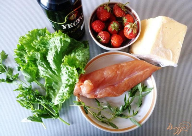 Фото приготовление рецепта: Салат из сырокопченого мяса и клубники шаг №1