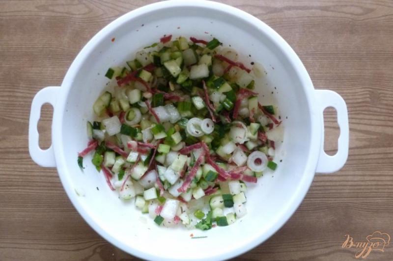 Фото приготовление рецепта: Салат из дыни и сырокоченого мяса шаг №3