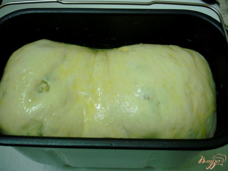 Фото приготовление рецепта: Хлеб с укропом и чесноком шаг №5