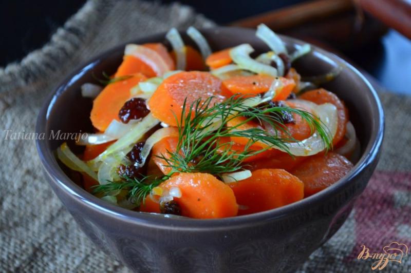 Фото приготовление рецепта: Салат из моркови с изюмом шаг №3