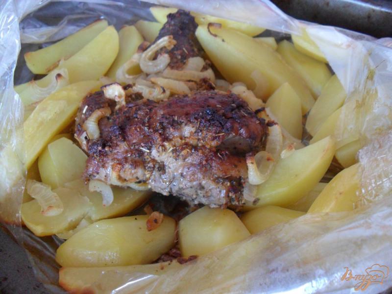 Фото приготовление рецепта: Свинина с картофелем в рукаве шаг №7