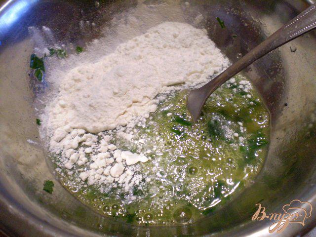 Фото приготовление рецепта: Суп с грибами, клецками и зеленью шаг №6
