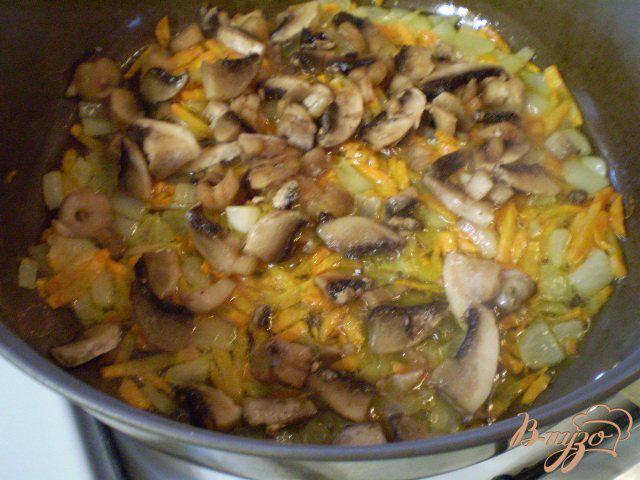 Фото приготовление рецепта: Суп с грибами, клецками и зеленью шаг №8