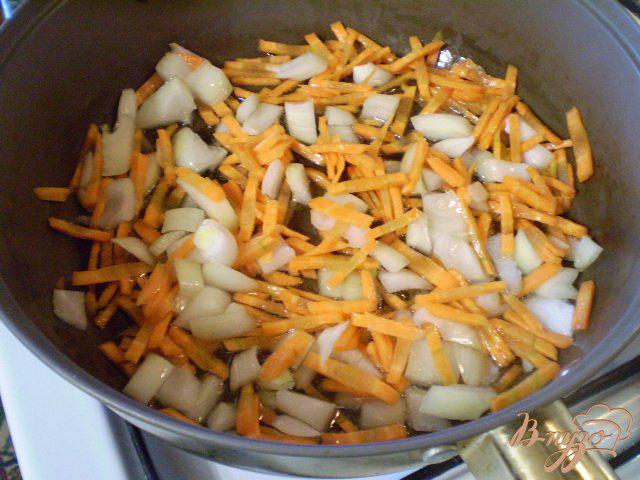 Фото приготовление рецепта: Суп с грибами, клецками и зеленью шаг №4