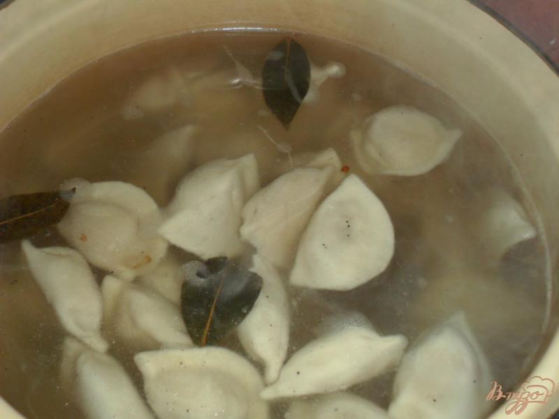 Фото приготовление рецепта: Пельменный суп с салом шаг №4
