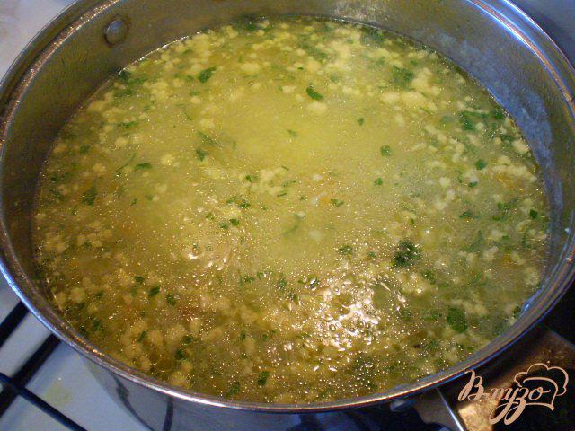 Фото приготовление рецепта: Суп кукурузный с яйцом и зеленью шаг №10