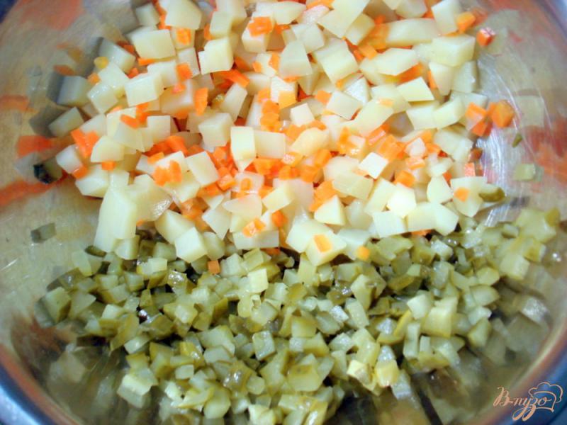 Фото приготовление рецепта: Салат со шпротами шаг №4