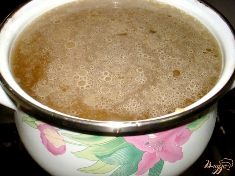 Фото приготовление рецепта: Суп с лесными грибами на курином бульоне шаг №4