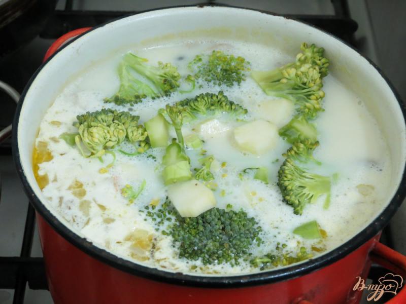 Фото приготовление рецепта: Суп с вешенками и брокколи шаг №8