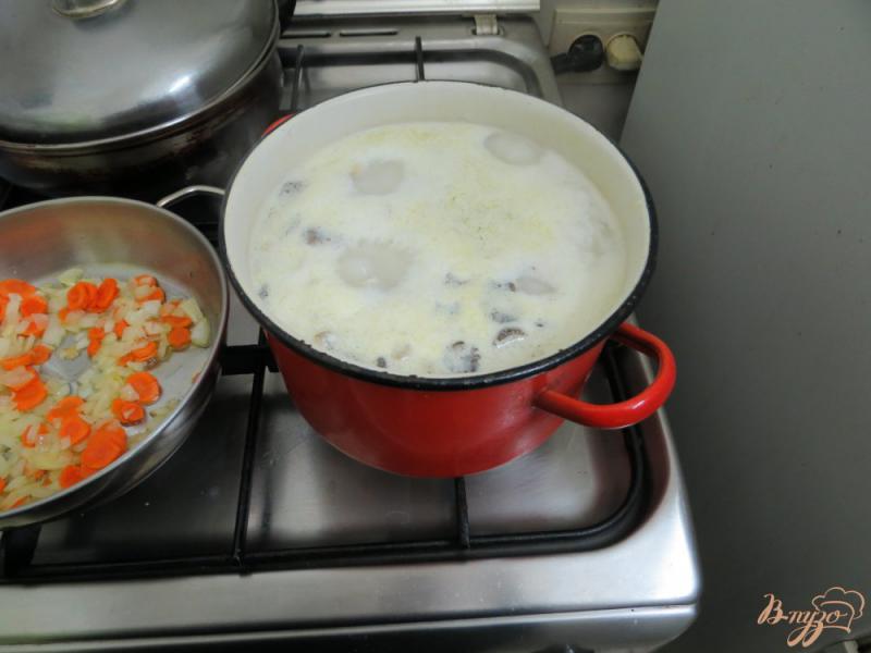 Фото приготовление рецепта: Суп с вешенками и брокколи шаг №6