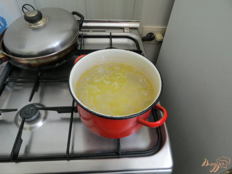 Фото приготовление рецепта: Суп с вешенками и брокколи шаг №3